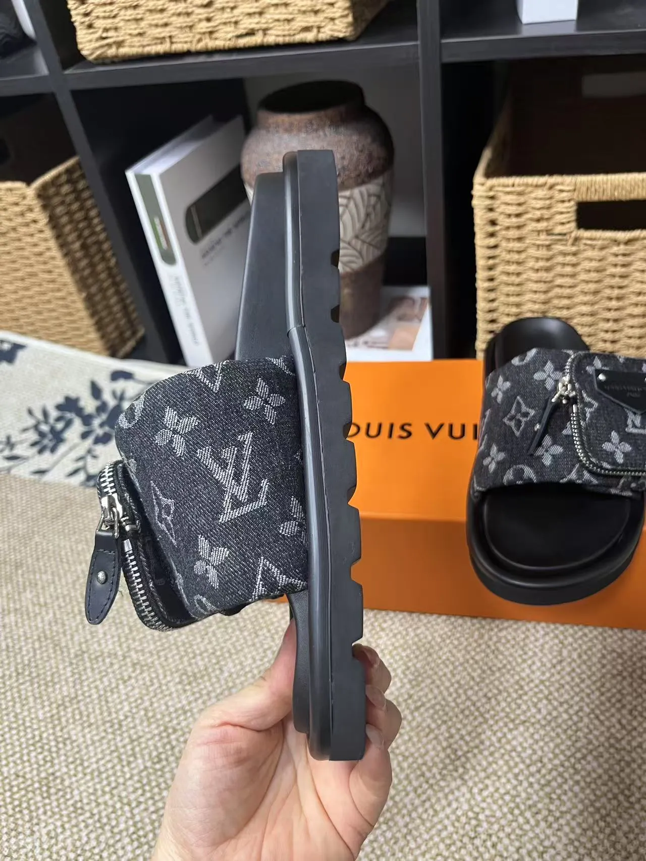 P380 yuan LV Louis Vuitton Full of high-end feel! A popular model among bloggers at home and abroad, it’s retro and fashionable, and looks stunning on your feet! Mainly recommended model on the official website★ ━━━━━ ЅᏇєєt ━━━━━ ▪️Upper: original calfskin ➕5D printing process ▪️Inner: imported mixed sheepskin ▪️Outsole: original molded foam outsole ▪️Size: Female 35-40 Men's 39-44 (women's 41 men's 45)
